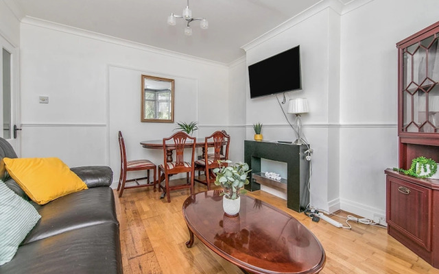 4br-sleeps10-parking-garden