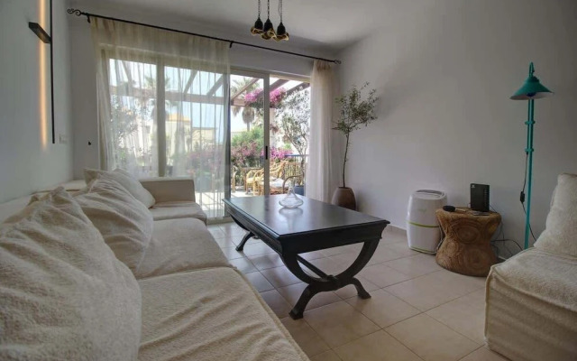 Villa Elias 1BR Upper Apt with Pool