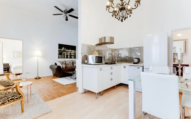 Old Town Royal Apartment With Giant Terrace