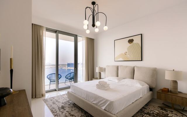 Beachfront 2BD apartment with Palm View