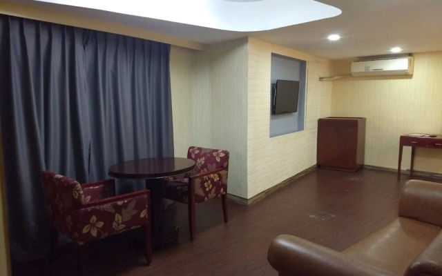 Vaccinated Staff - Capital O 824 Chinatown Lai Lai Hotel