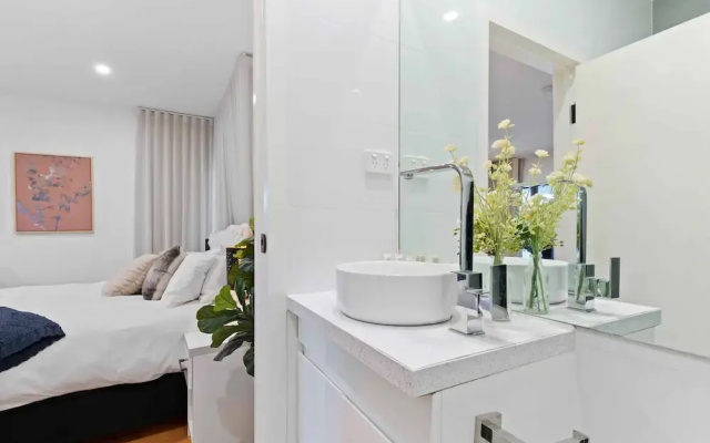 Stunning Studio Apartment Near Public Transport