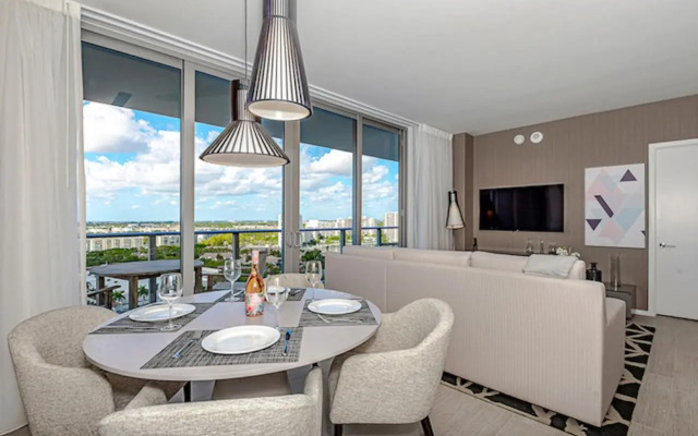 Luxury 1Br-Front Intracoastal View Balcony Pools