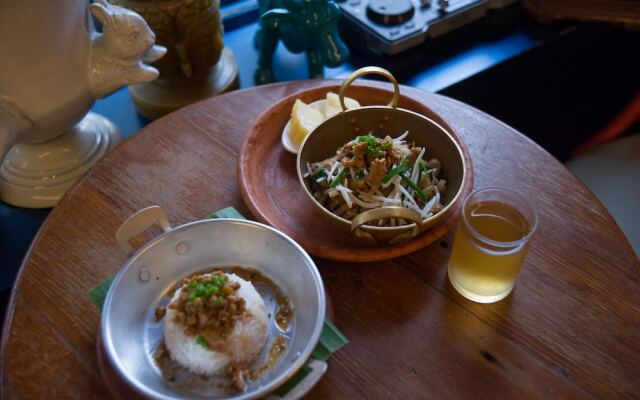 Glad Bangkok Hostel Bar and Restaurant