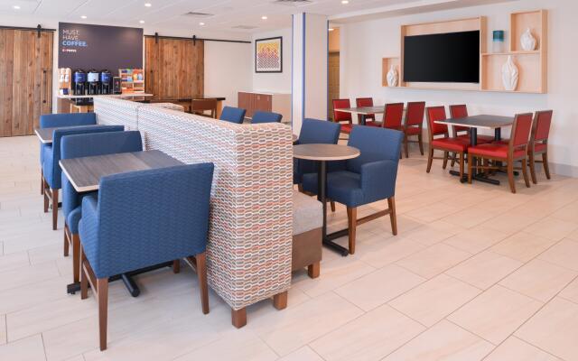Holiday Inn Express & Suites Omaha - 120th and Maple by IHG