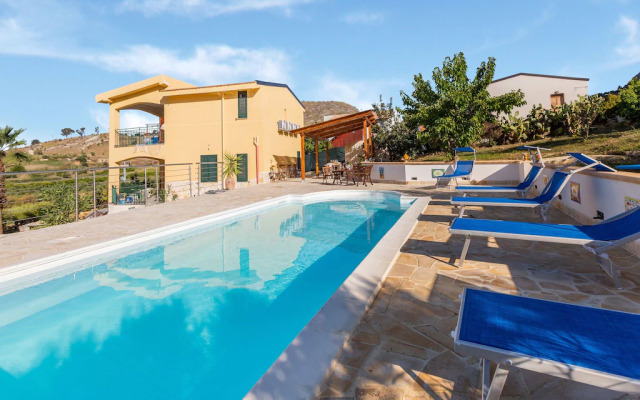 Attractive Apartment in Realmonte with Shared Swimming Pool