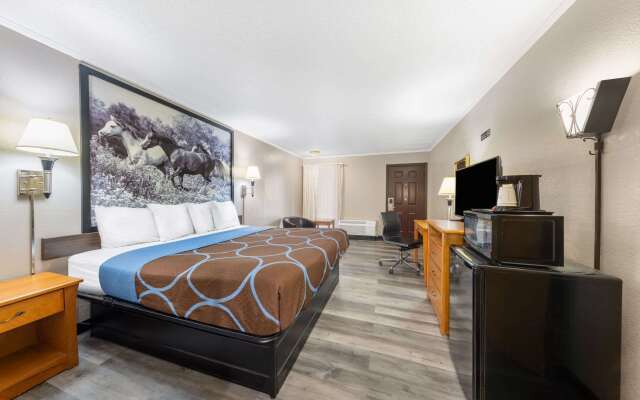 Super 8 by Wyndham Kansas City Airport North