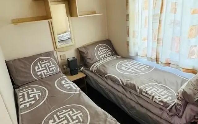 3-bed Carvan, Sleeps 6, Pets & Parking