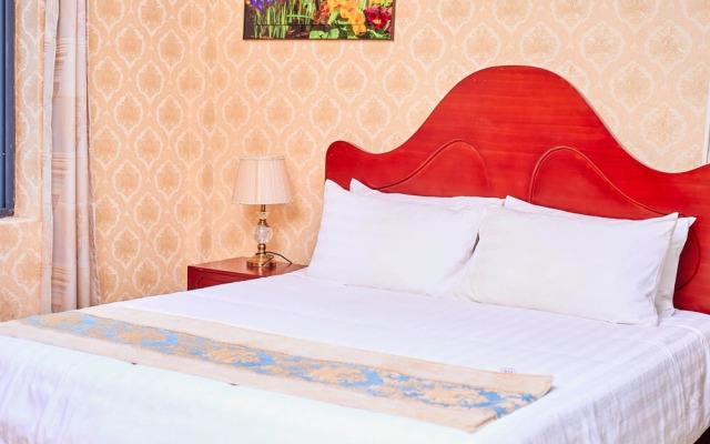 white Palace Hotel