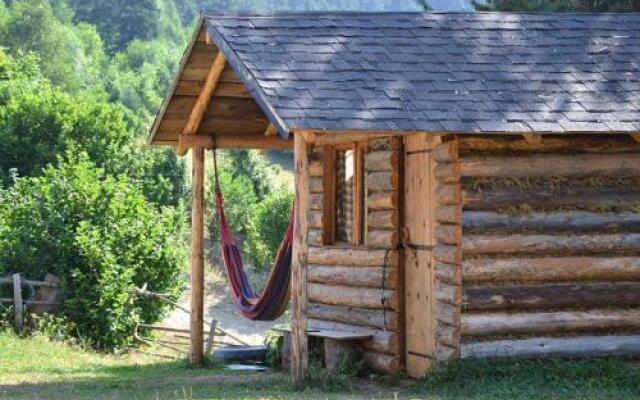 Heshkili huts Svaneti