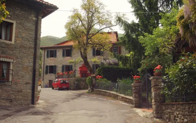 Graziosa Villetta In Pietra In Antico Paesino Toscano