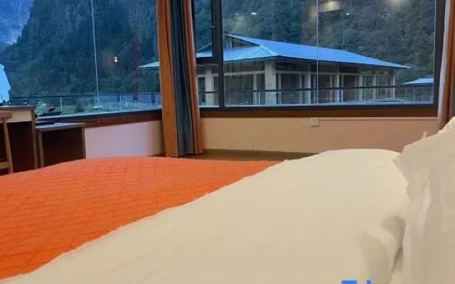 Yubeng Holiday Inn