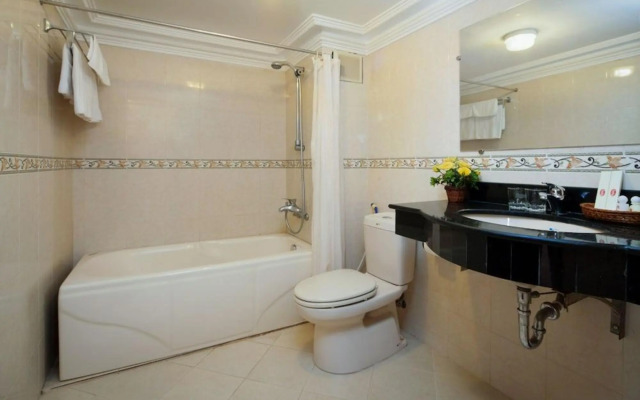 Lucky 3 Hotel & Travel