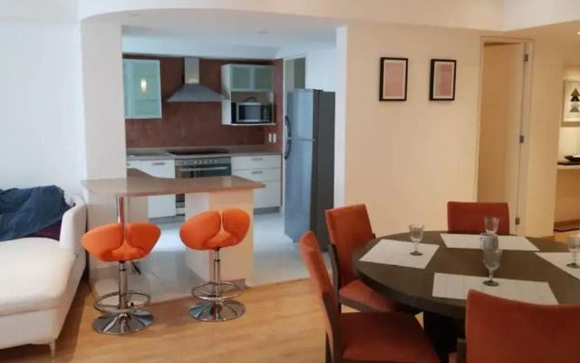 Spacious Apartment Near Hospitals Universities Malls and Park