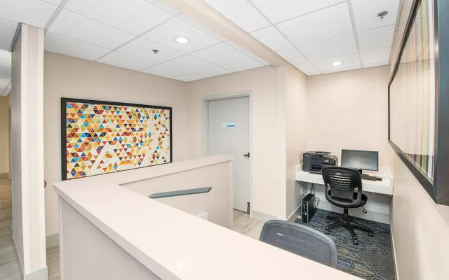 Holiday Inn Express & Suites Delafield