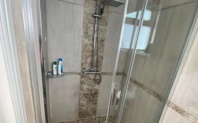 Leslie Road Retreat - Charming 4-bed House