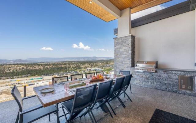 Newly Modern House w/ urban landscape of Kelowna!！