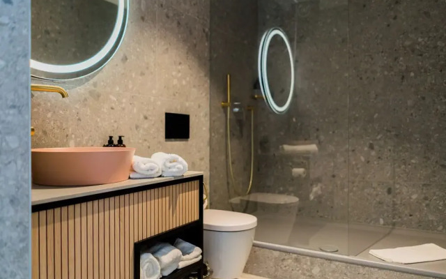 Bob W Munich Airport - Peterhof