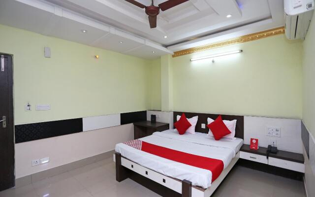 OYO 27903 Hotel Blue Moon
