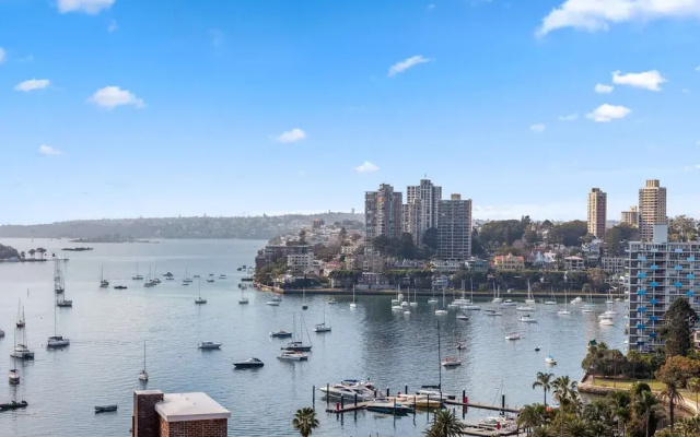 Studio in Elizabeth Bay With Pool & City Views