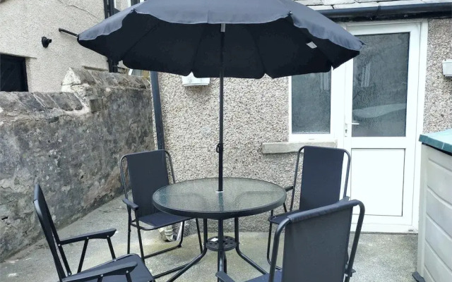 Free Parking/wifi, 3 Beds Sleep 6 Near Uni & Town!