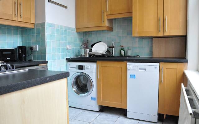 Bright 2 Bedroom Flat In Great Location