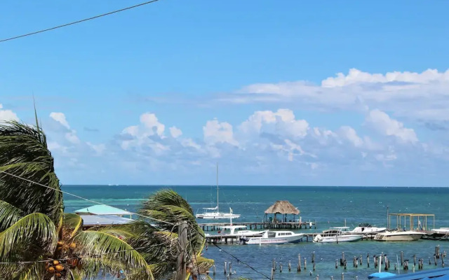 Barefoot Caye Caulker Hotel