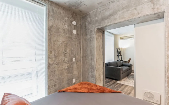 Sleek DT Cleveland Apt at City Club