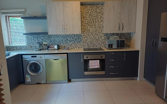 Mount Royal - 32 Large 1 bed with balcony upstairs