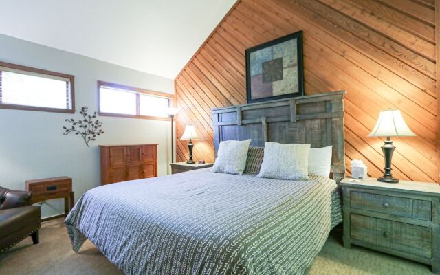 Aspen Creek #306 1 Bedroom Condo by RedAwning