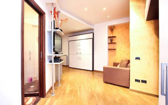 Petite Home In Rome