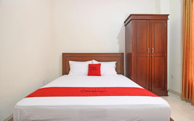 RedDoorz near UII Jakal