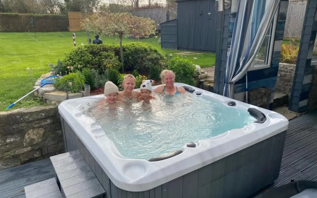 Bluebell House 5 Star Luxury 4 Bdrms and hot tub