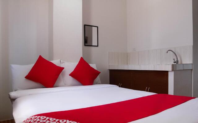OYO 163 Goldentown Hotel and Residences