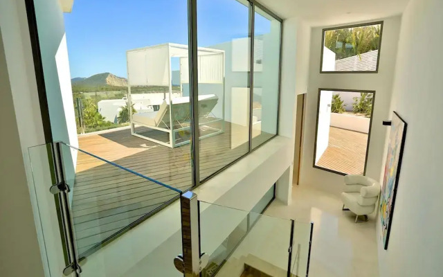 Modern Holiday Home With Vast Terracing