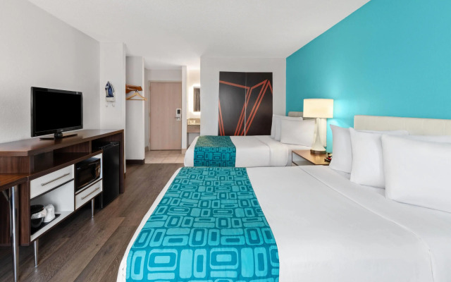 Howard Johnson by Wyndham Romulus Detroit Metro Airport