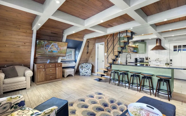 Sunrise Oasis - Enjoy Lakefront Living