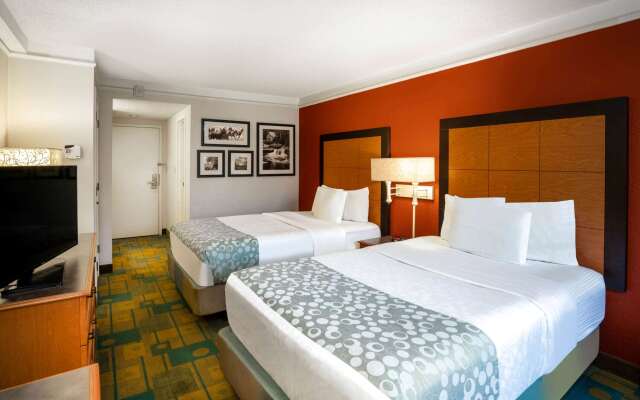 La Quinta Inn & Suites by Wyndham Nashville Airport/Opryland