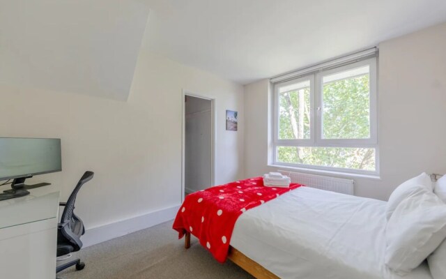 Cosy 3 Bedroom Flat in North London