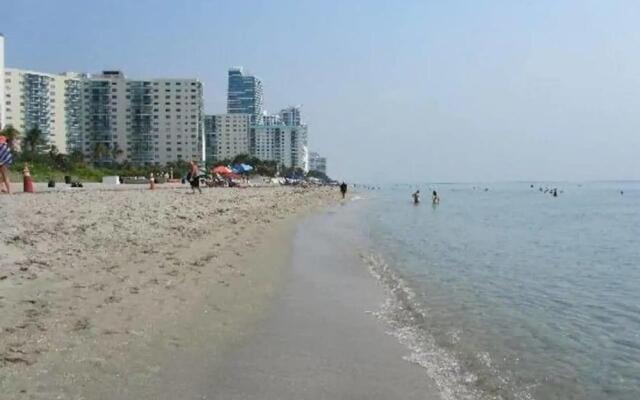 Amazing Apartment,hallandale Beach, Walk to Ocean!