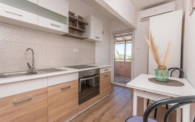 Beautiful Apartment in Nevidane With 2 Bedrooms and Wifi