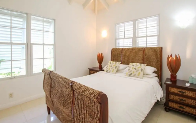 Large Townhouse with Plunge Pool, 3 mins from Beach - Turtle View 2 by BSL Rentals