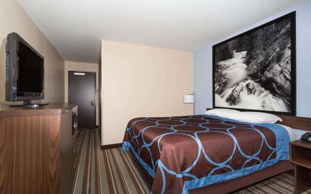 Super 8 by Wyndham Longmont/Twin Peaks