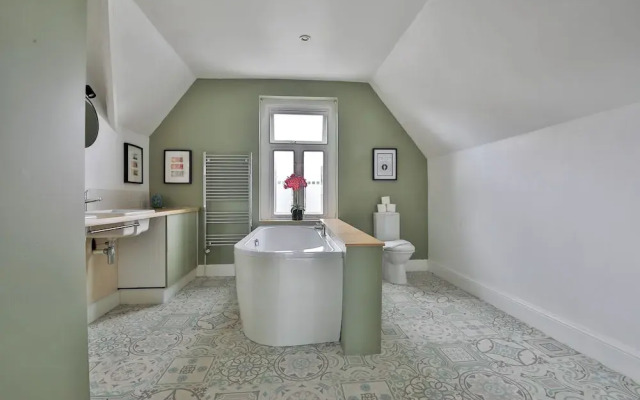 4 Bed House with Pool Table & Parking