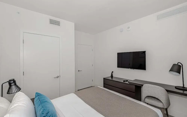 Stunning 25th-Floor Views in Hollywood