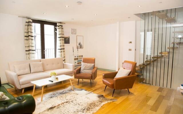 The Holborn Lights - Modern 3BDR Home with Rooftop Terrace & Garage