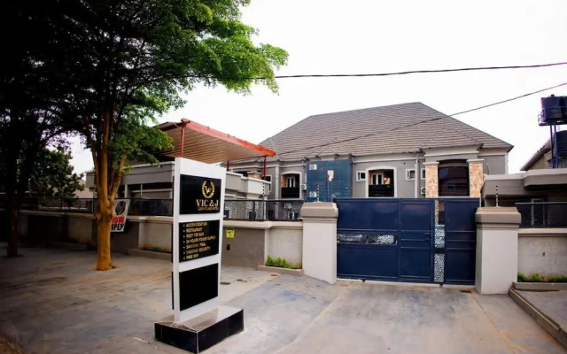 Vic & J Lounge and Hotel