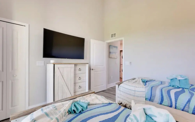 1 Mi to Beach: Coastal-zen Ruskin Retreat!