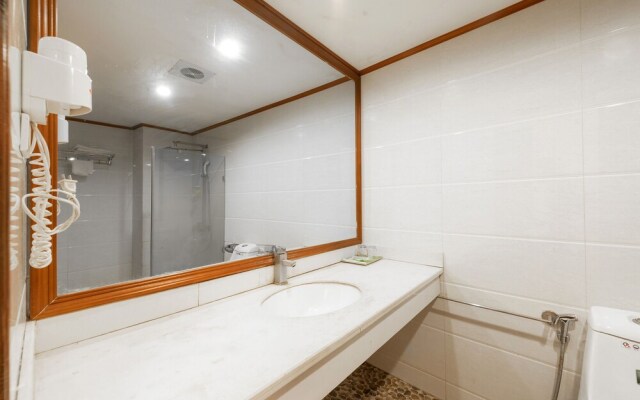 Lenka Hotel by OYO Rooms