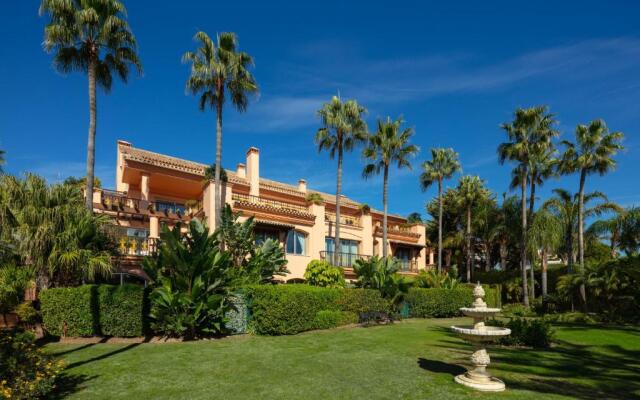 Cubo's Luxury Beach Front Duplex Puerto Banús